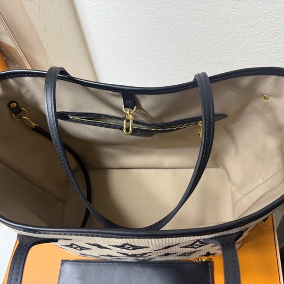 Louis Vuitton - Picture 2 of 4